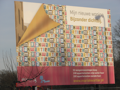 905802 Afbeelding van het reclamebord 'Mariakwartier', bij de Moezeldreef te Utrecht, waar oude flatgebouwen gesloopt zijn.
